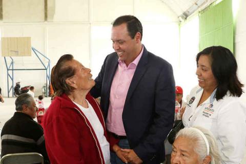 Acude el alcalde de Apizaco al festejo del Día del Abuelo en San Isidro imagen 2
