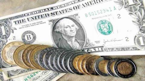 Sin freno la caída del peso frente al dólar