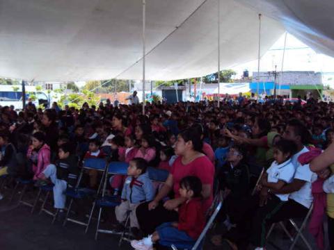 En Zacualpan presenciaron la obra “atrapados entre títeres” imagen 2
