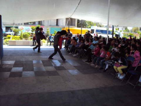 En Zacualpan presenciaron la obra “atrapados entre títeres” imagen 1