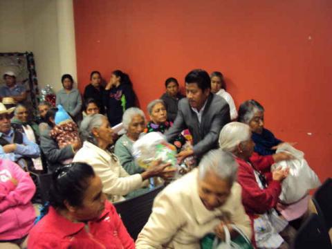 Alcalde beneficia a grupos vulnerables con una despensa imagen 2