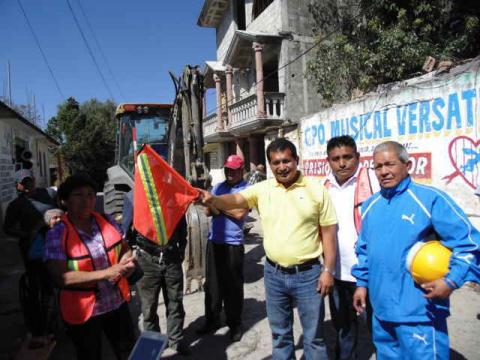 Dan banderazo para pavimentación de calle