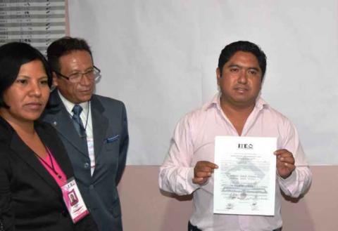 Entregan Constancia de Mayoría a Eymard Grande en Panotla