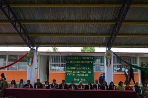 Acude Vicente Hernández a “Premio al Mérito Educativo 2015” imagen 6