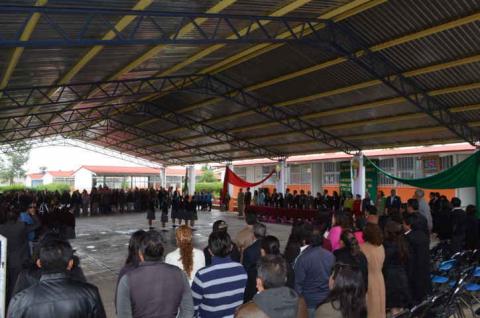 Acude Vicente Hernández a “Premio al Mérito Educativo 2015” imagen 3