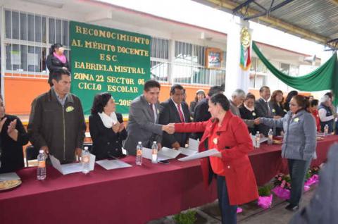 Acude Vicente Hernández a “Premio al Mérito Educativo 2015” imagen 4