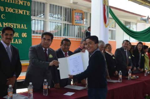 Acude Vicente Hernández a “Premio al Mérito Educativo 2015” imagen 7
