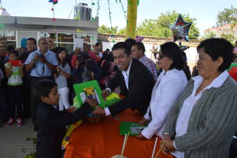 Bladimir Zainos entrega diversos apoyos para clausuras de ciclos escolares imagen 5