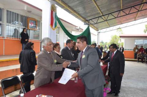 Acude Vicente Hernández a “Premio al Mérito Educativo 2015” imagen 5