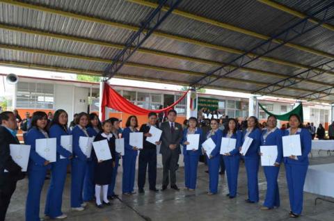 Acude Vicente Hernández a “Premio al Mérito Educativo 2015” imagen 2