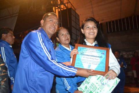 Reconocen a niños destacados de Cuauhtelulpan imagen 6