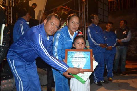 Reconocen a niños destacados de Cuauhtelulpan imagen 3