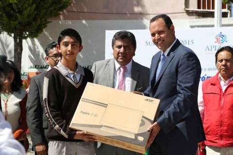 Autoridades educativas entregan el Bastón de Mando a Vázquez Rodríguez imagen 1