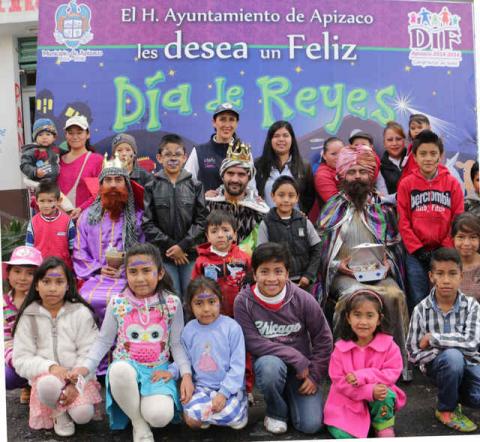 Vázquez Rodríguez lleva juguetes a cientos de niños Apizaquenses imagen 2