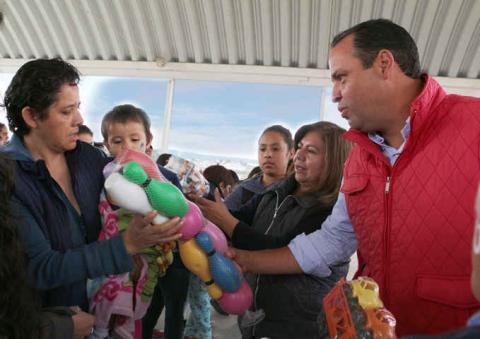 Vázquez Rodríguez lleva juguetes a cientos de niños Apizaquenses imagen 1
