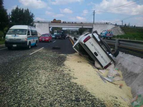 Volcadura deja un lesionado en la autopista Tlaxcala-San Martin imagen 1