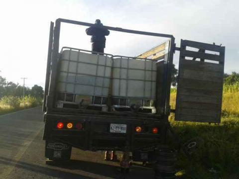 Policía municipal de Ixtacuixtla encuentran abandonada camioneta con 4 mil litros de diésel imagen 3