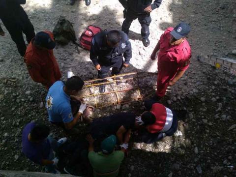 Cae sujeto al rio Zahuapan y es rescatado con vida imagen 1