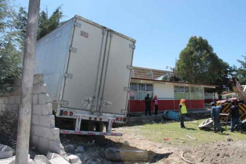 Tráiler sin frenos choca contra escuela en Xaltocan imagen 3