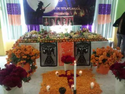 Ayuntamiento y SMDIF celebran día de muertos con ofrenda imagen 1