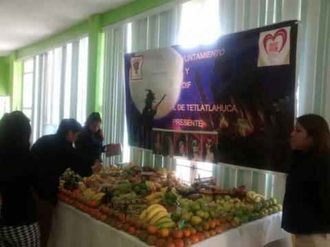 Ayuntamiento y SMDIF celebran día de muertos con ofrenda imagen 2
