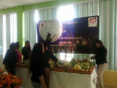 Ayuntamiento y SMDIF celebran día de muertos con ofrenda imagen 3