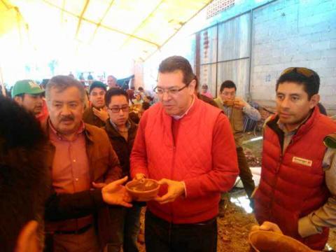 Se ‘cuelga’ Marco Mena de evento religioso para hacer proselitismo imagen 1