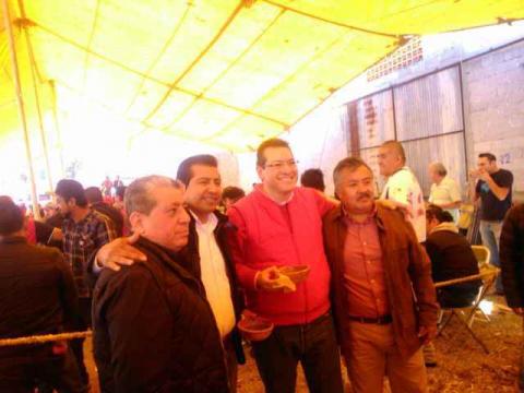 Se ‘cuelga’ Marco Mena de evento religioso para hacer proselitismo imagen 3