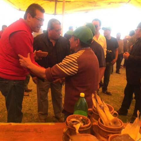 Se ‘cuelga’ Marco Mena de evento religioso para hacer proselitismo imagen 2