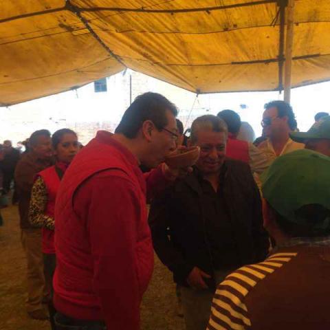 Se ‘cuelga’ Marco Mena de evento religioso para hacer proselitismo imagen 4