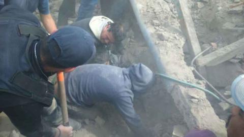 Albañil a punto de morir sepultado en obra en construcción imagen 3
