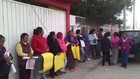Padres de familia toman escuelas en defensa de sus maestros
