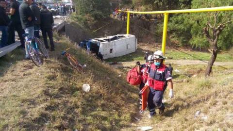 Un muerto y mas de 20 heridos en volcadura de microbus Flecha Azul