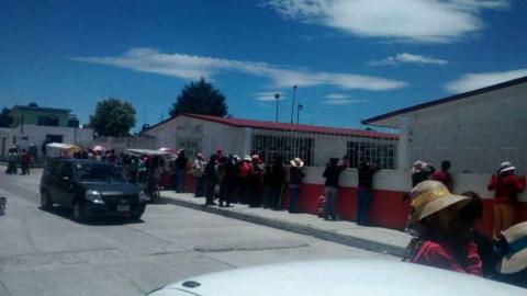 Se enfrentan policías y padres de familia en Cuapiaxtla imagen 2