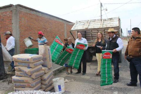 Familias vulnerables son beneficiadas con un techo firme: alcalde imagen 1