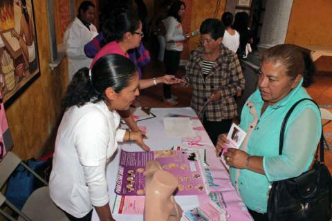 Realizan Feria Informativa por lucha Contra el Cáncer de Mama imagen 5
