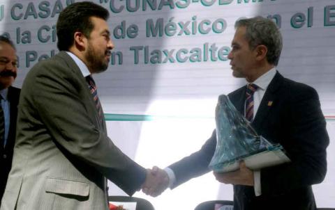 Entrega Escobar Jardínez estatua de Xicohténcatl a Miguel Ángel Mancera