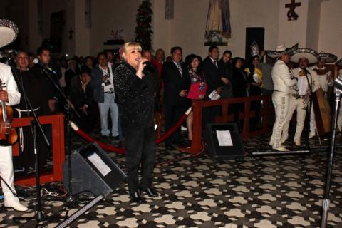 Calpulalpan: Canta Estela Núñez, Mañanitas a “San Antonio de Padua” en su día imagen 4