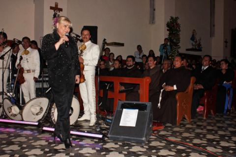 Calpulalpan: Canta Estela Núñez, Mañanitas a “San Antonio de Padua” en su día imagen 6