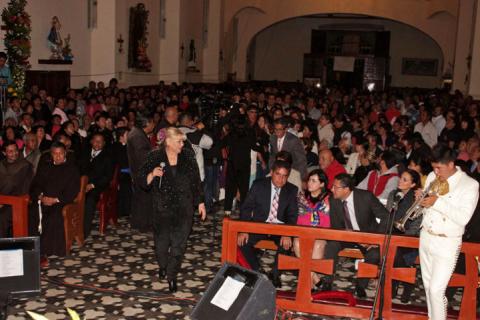 Calpulalpan: Canta Estela Núñez, Mañanitas a “San Antonio de Padua” en su día imagen 1