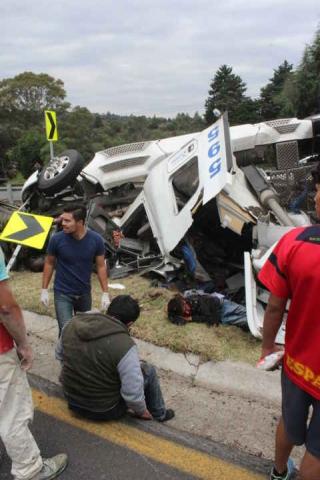 Un muerto y dos lesionados deja volcadura de tráiler en carretera Apizaco- Tlaxcala imagen 2