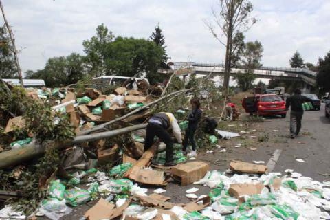 Un muerto y dos lesionados deja volcadura de tráiler en carretera Apizaco- Tlaxcala imagen 3