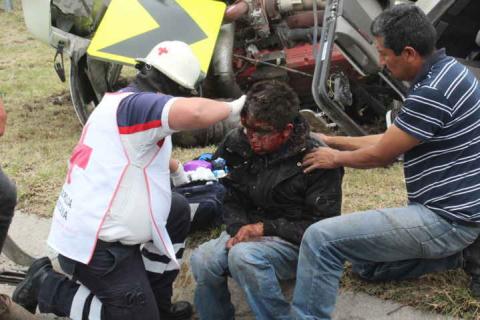 Un muerto y dos lesionados deja volcadura de tráiler en carretera Apizaco- Tlaxcala imagen 4