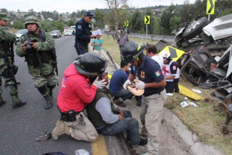 Un muerto y dos lesionados deja volcadura de tráiler en carretera Apizaco- Tlaxcala imagen 5