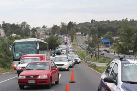 Un muerto y dos lesionados deja volcadura de tráiler en carretera Apizaco- Tlaxcala imagen 6