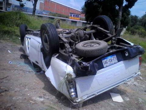 Funcionario de Puebla vuelca un auto oficial imagen 1
