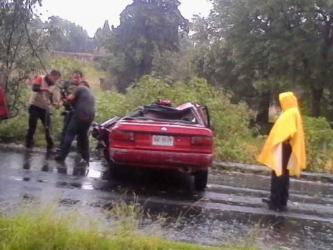 Vehículo sufre percanse y cae al fondo de un arroyo imagen 1
