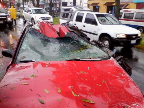Vehículo sufre percanse y cae al fondo de un arroyo imagen 2