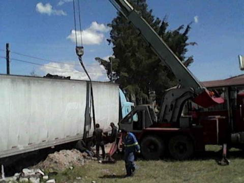 Tráiler sin frenos choca contra escuela en Xaltocan imagen 4
