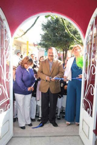 Agradecen niños a alcalde Francisco Román entrega de desayunador imagen 1